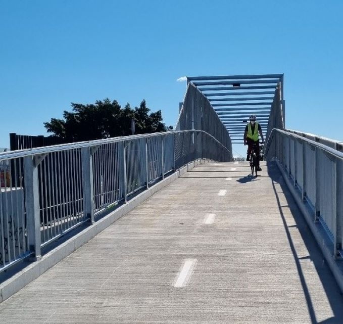 Bedwin Bridge - looking up Cyclist thumbnail